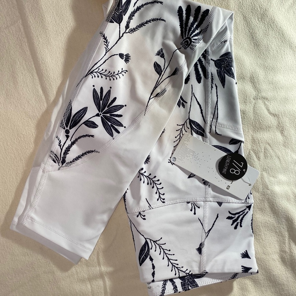 BRAND NEW workout Capri w/ deep pockets